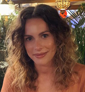 Portait photo of Katie Holt